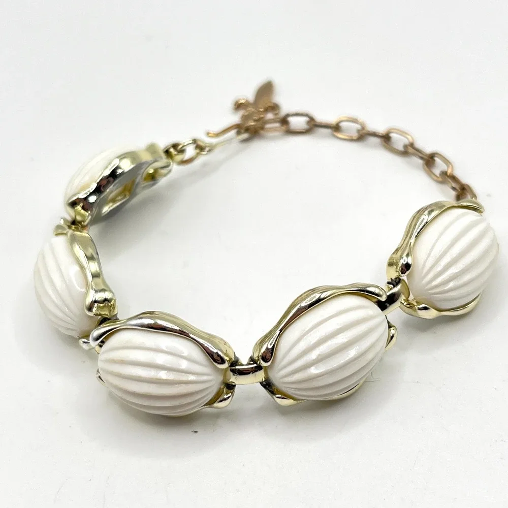 Vintage White Ridge Oval Plastic Cabochon in Gold Tone Frame Link Bracelet 7